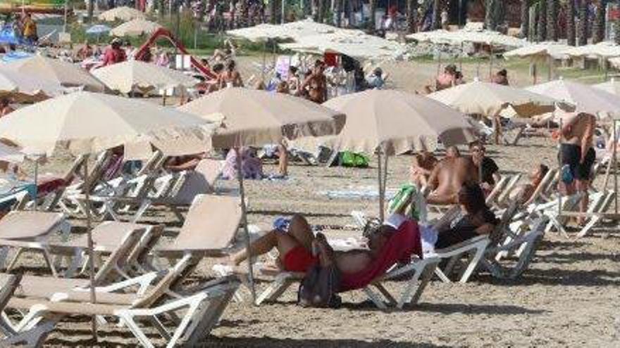 Playa de Ibiza con hamacas y sombrillas de una de las concesiones.