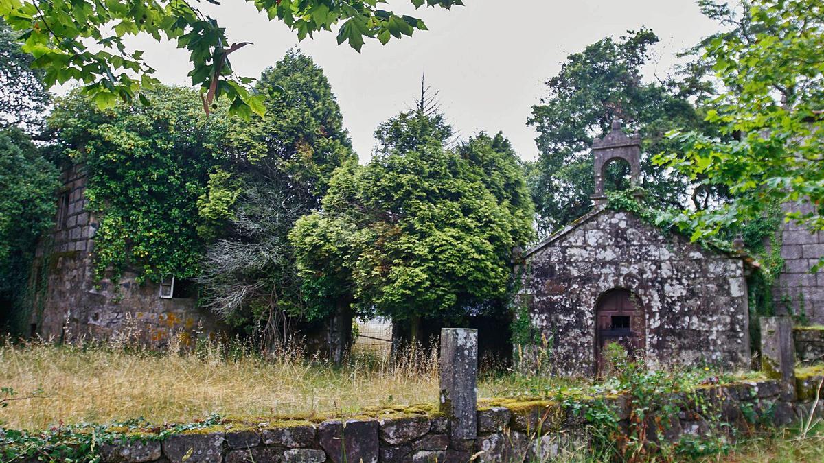 Capilla de San Antoniño do Pousadoiro, comida por la maleza