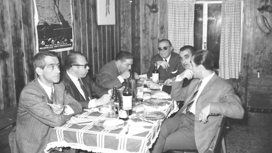 En la foto superior, la junta directiva original en una comida de 1965. Sobre estos líneas, foto de grupo de dicho organismo.