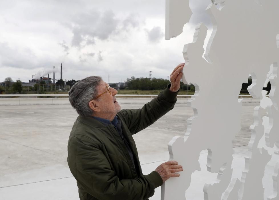 Genovés inaugura su estatua en el Niemeyer