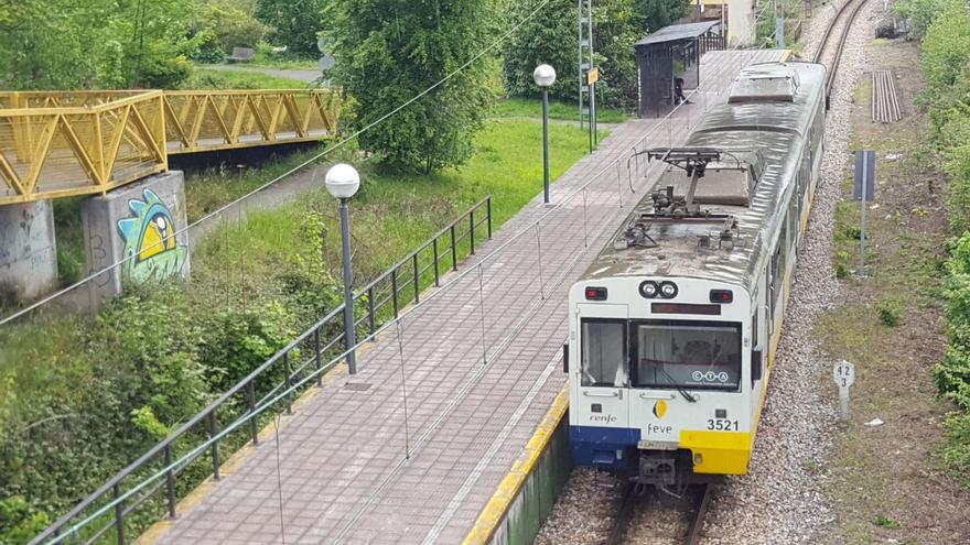 Un tren de la línea de viajeros Gijón-Laviana. | LNE