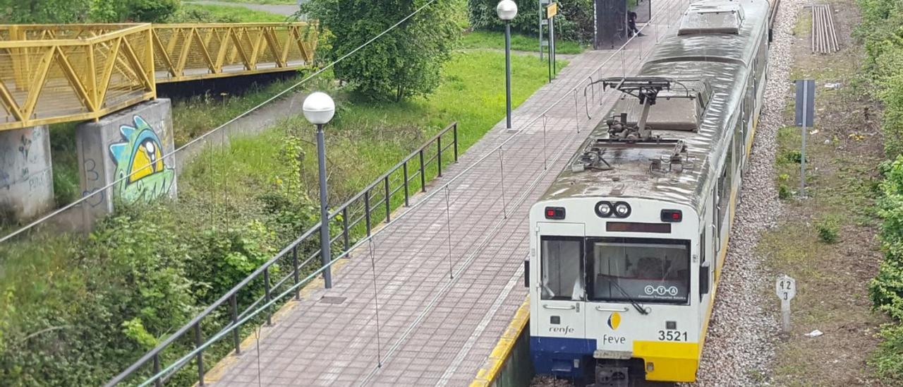 Un tren de la línea de viajeros Gijón-Laviana. | LNE