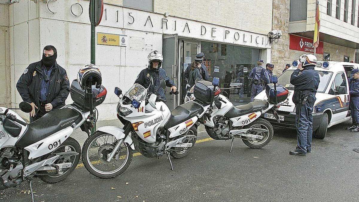 Varios agentes, ante la comisaría de la Policía Nacional de Manacor