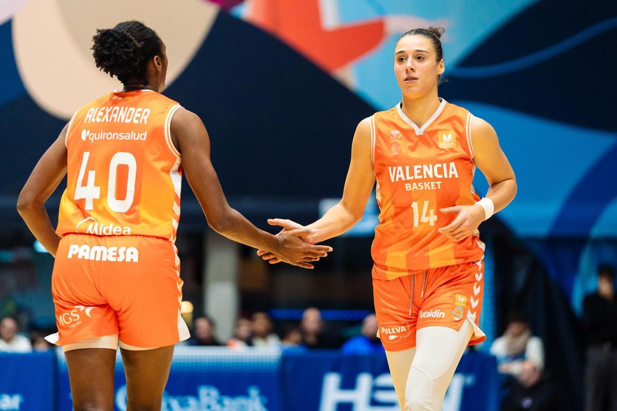 Raquel Carrera y Kayla Alexander, en el partido entre el Movistar Estudiantes y el Valencia Basket.