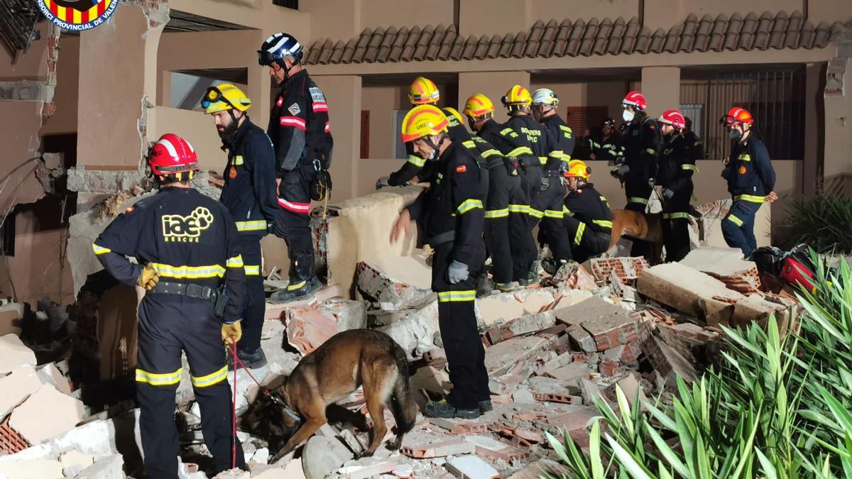 Bomberos del Consorcio Provincial de Valencia trabajan con perros adiestrados y junto a los de Castelló en el rescate de las víctimas de Peñíscola.