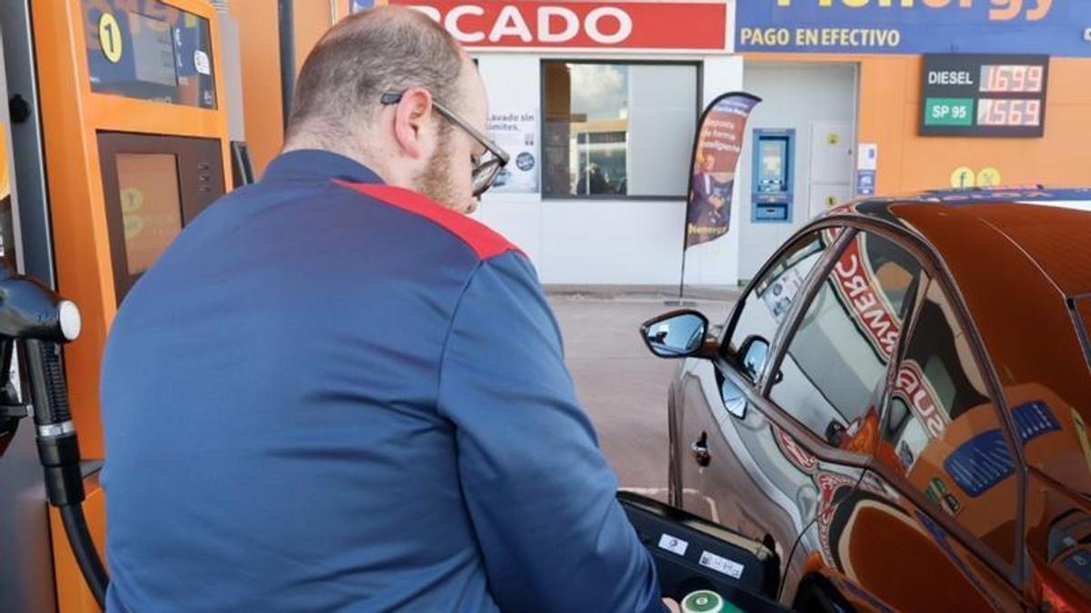 Precio gasolina | ¿Conviene llenar el depósito antes de julio? El ahorro puede llegar a casi 8 euros