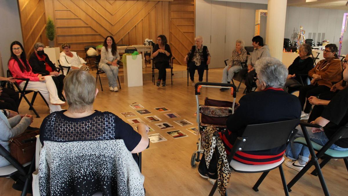 Persones grans assistint en unes activitats comunitàries de Puig-reig, en una imatge d'arxiu