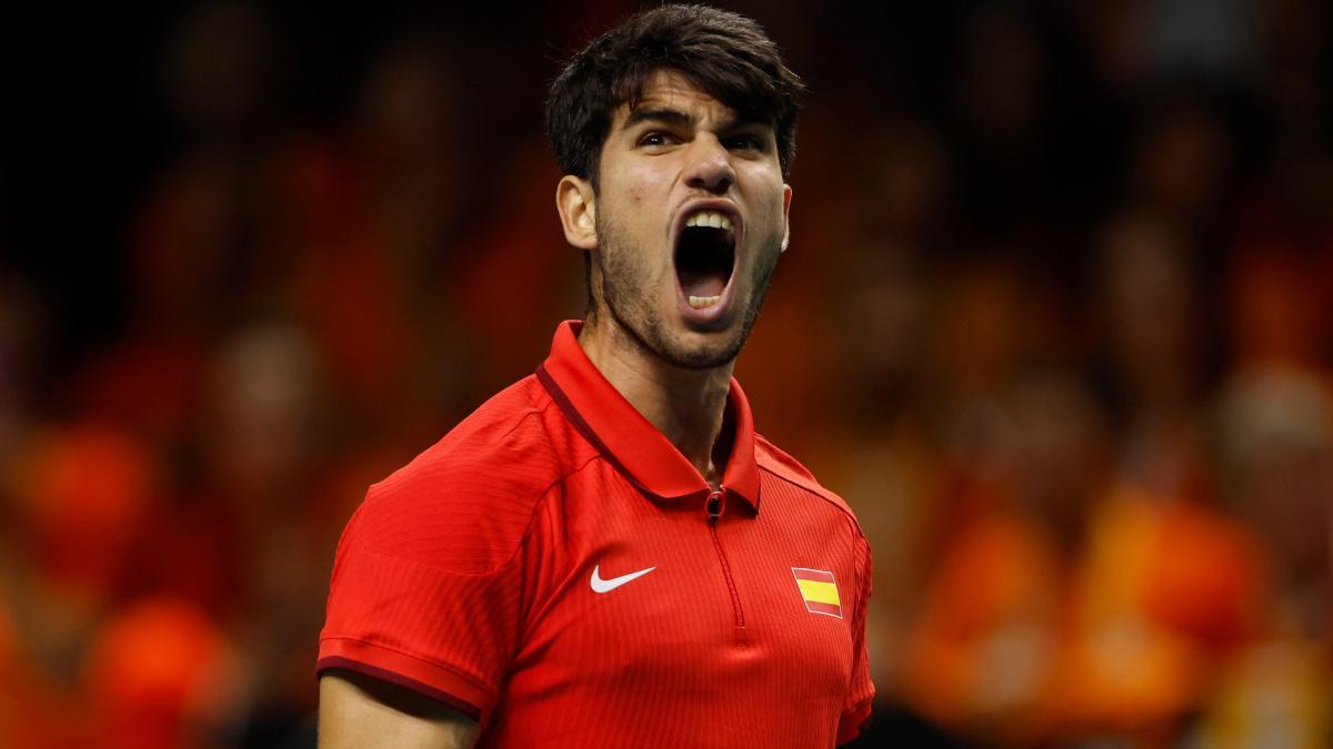 El tenista español Carlos Alcaraz celebra un punto en su encuentro frente al neerlandés Tallon Griekspoor, segundo partido de los cuartos de final entre los equipos de España y Países Bajos, este martes en el Palacio de los Deportes José María Martín Carpena de Málaga (Andalucía).
