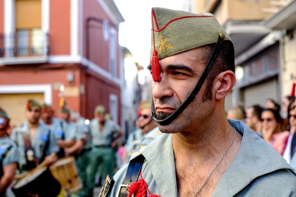 Multitud de público arropó la procesión organizada por la Hermandad del Calvario de Elda, en la que sesenta exlegionarios portaron a hombros el trono.