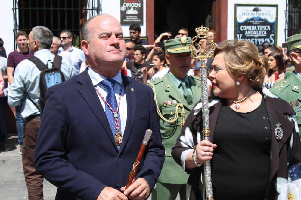 Entre una multitud de devotos se ha iniciado el Miércoles Santo de Antequera, en el que el Tercio Gran Capitán 1º de la Legión de Melilla ha realizado el ya traslado del Señor del Mayor Dolor