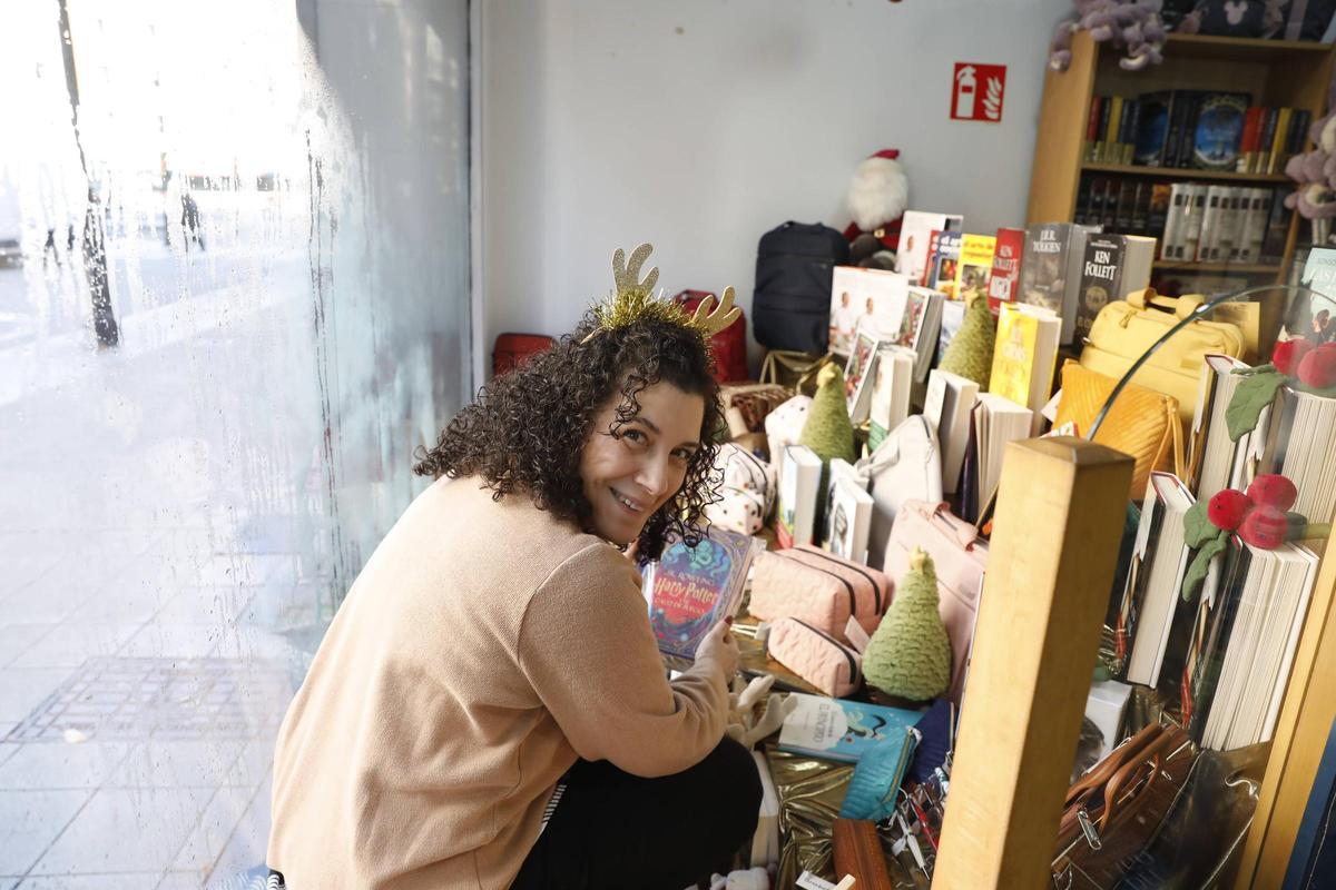 Los comercios de La Calzada animan la Navidad con sus escaparates de concurso (en imágenes)