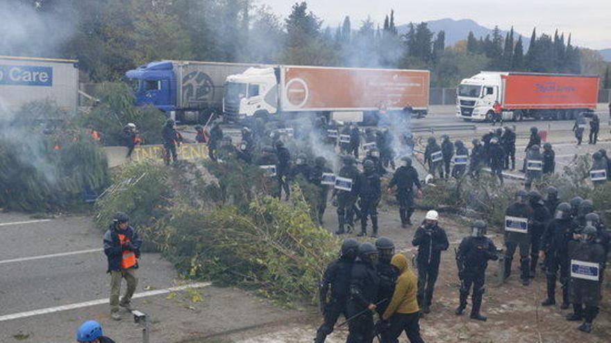 Els Mossos desallotgen l&#039;AP-7 i responen amb bales de foam al llançament d&#039;objectes