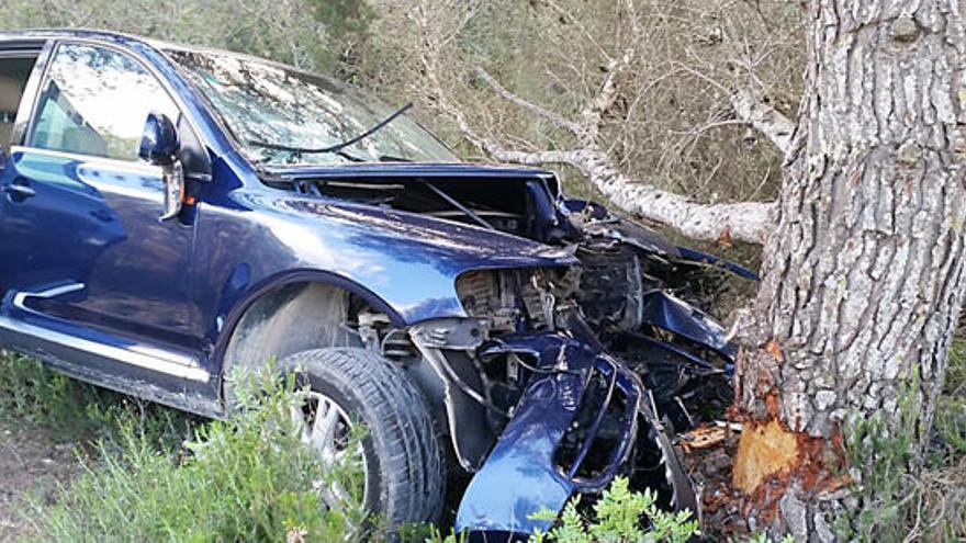 El vehículo en el que viajaban padre e hijo, empotrado contra el árbol en un camino de Sant Josep.