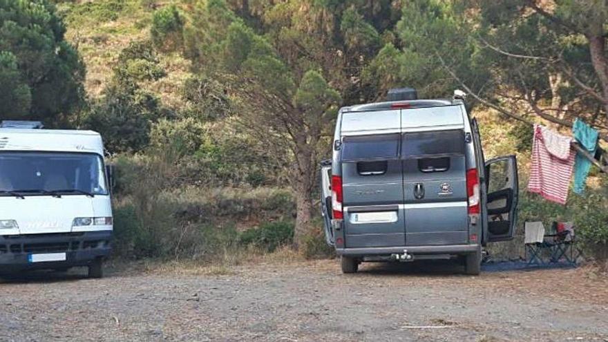 Dues de les autocaravanes que van ser retirades per ordre dels Agents Rurals.