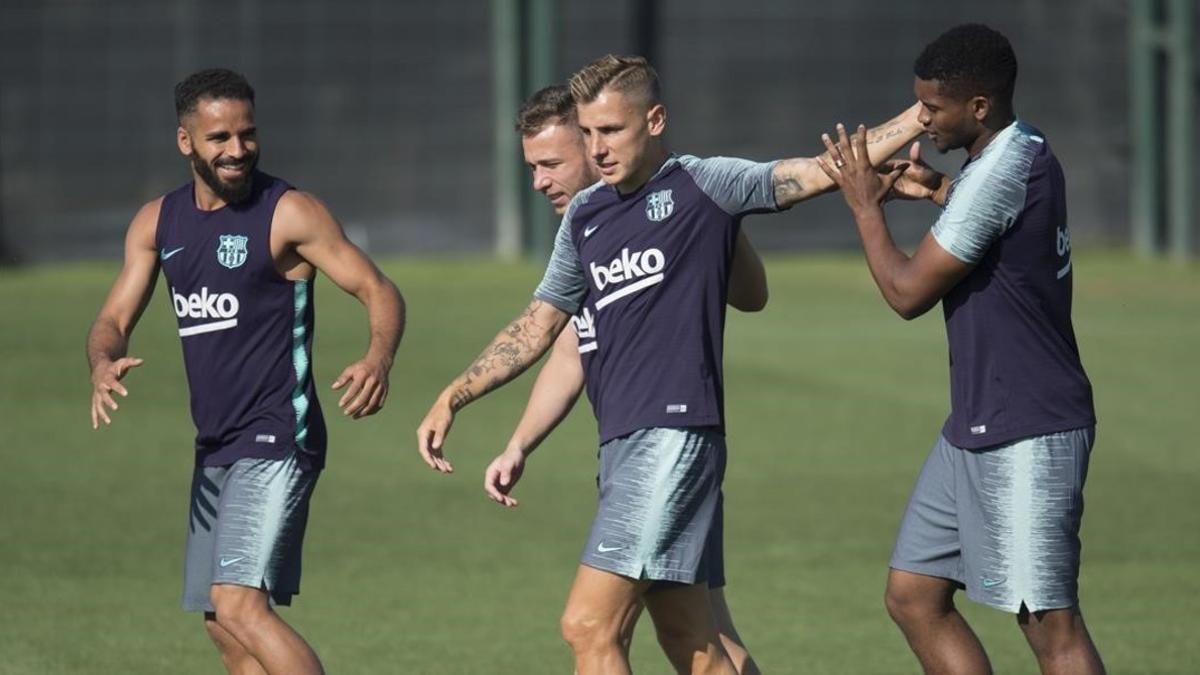 Arthur, Douglas,Digne y Marlon, en un entrenamiento del Barça.