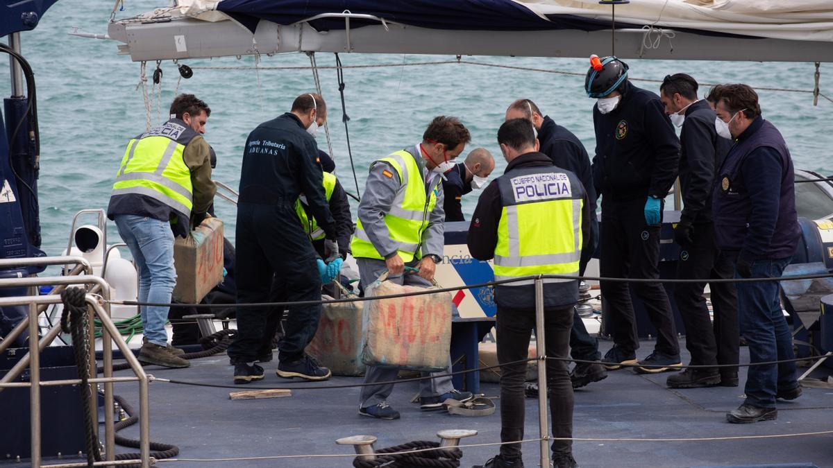 Policía Nacional y Aduanas con la droga en el puerto de Ibiza.