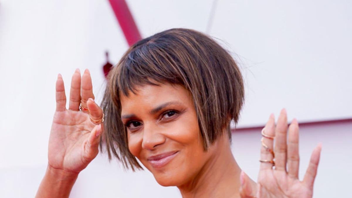 La actriz Halle Berry, en la alfombra roja de los premios Oscar 2021