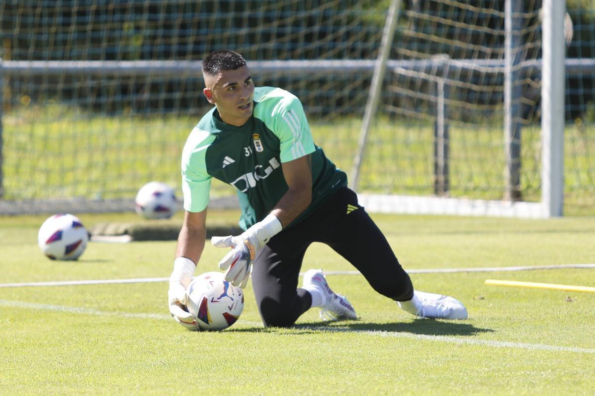 Leo Román, durante un entrenamiento con el Real Oviedo