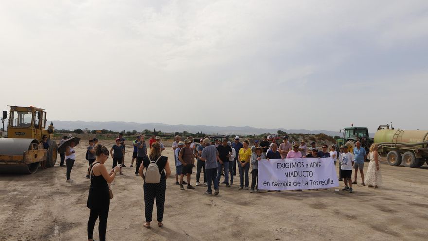 El alcalde de Lorca llevará las reivindicaciones de La Torrecilla a la sede central de Adif