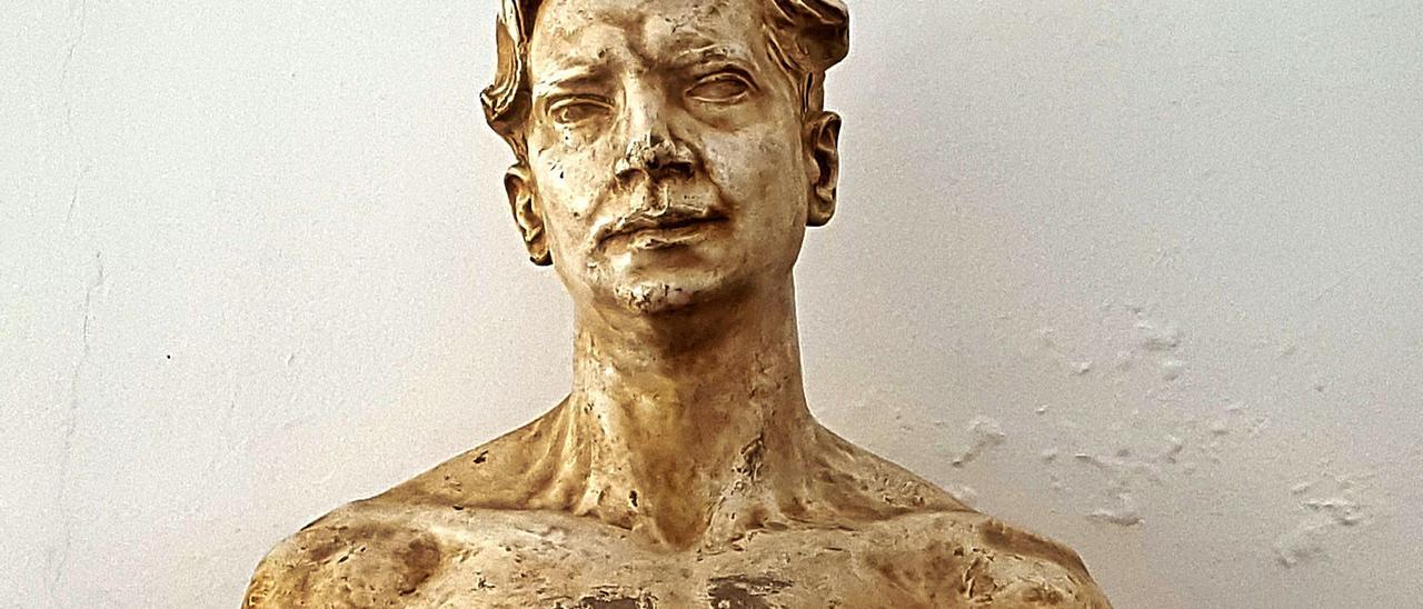 Copia del busto realizado a Tomás Morales por el escultor Victorio Macho ubicado en la biblioteca del Casino de Agaete por el 50 aniversario de la entidad. | | LP/DLP