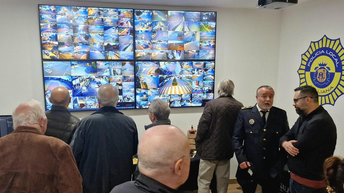Las pantallas con las cámaras instaladas por todo el municipio para mejorar la vigilancia en l'Eliana.