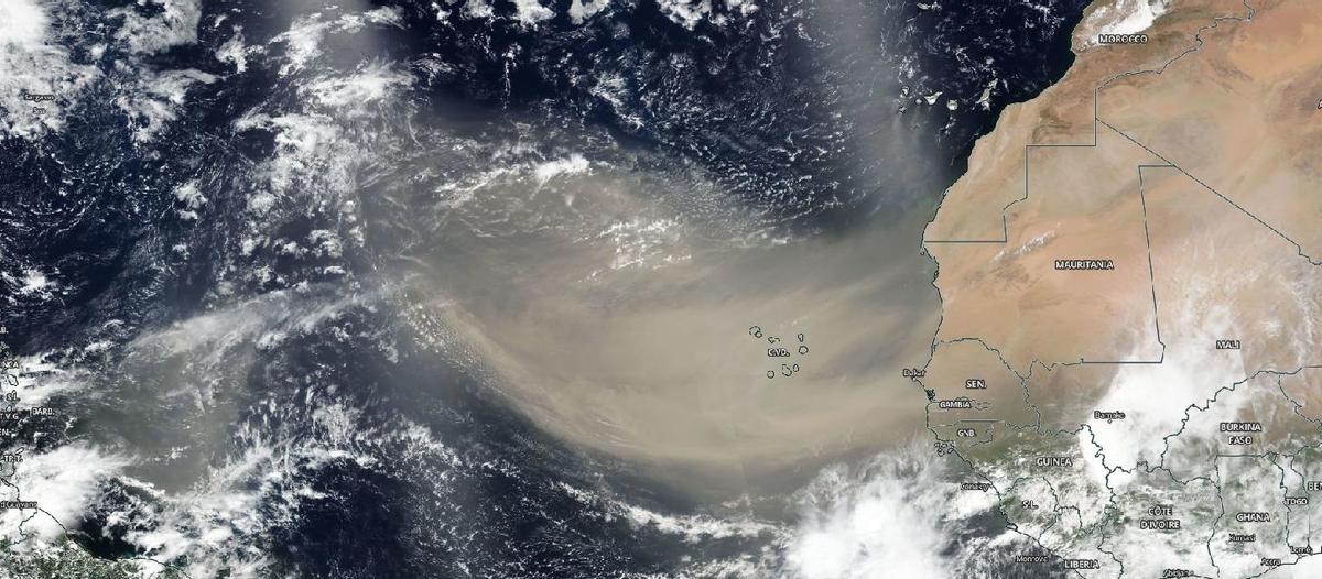 Nube de polvo del desierto del Sahara cubriendo parte del Atlántico, hasta el Caribe.