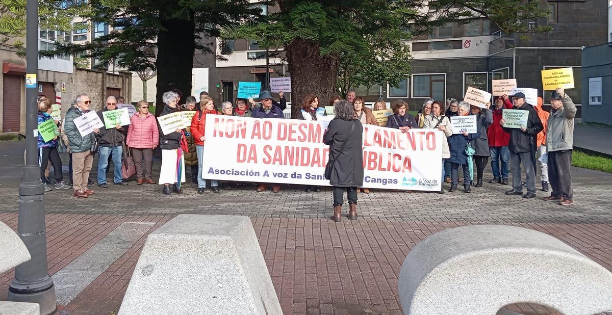 Concentración semanal de A Voz da Sanidade de Cangas, ayer.