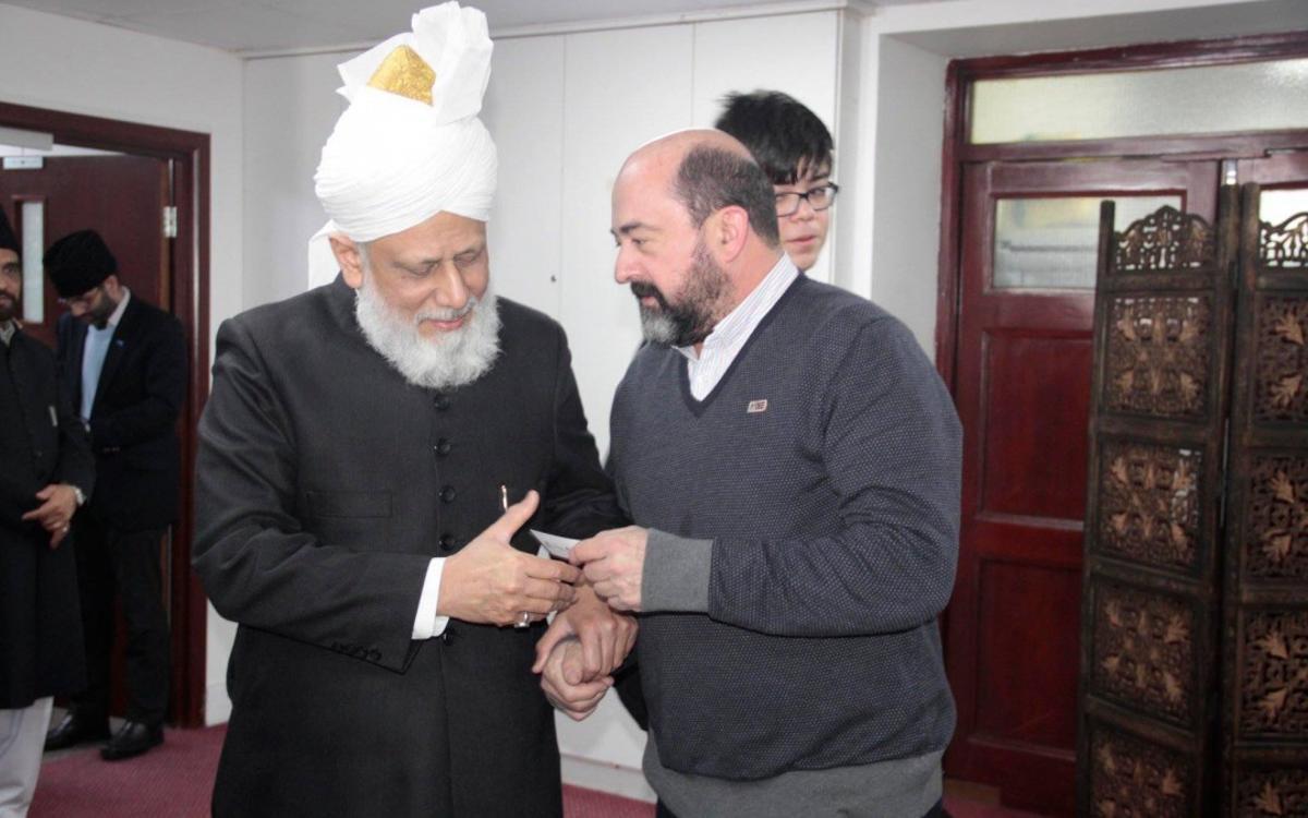 Manuel Torres saluda al jalifa de la Comunidad Ahmadía, Hazrat Mirza Masrur Ahmad.