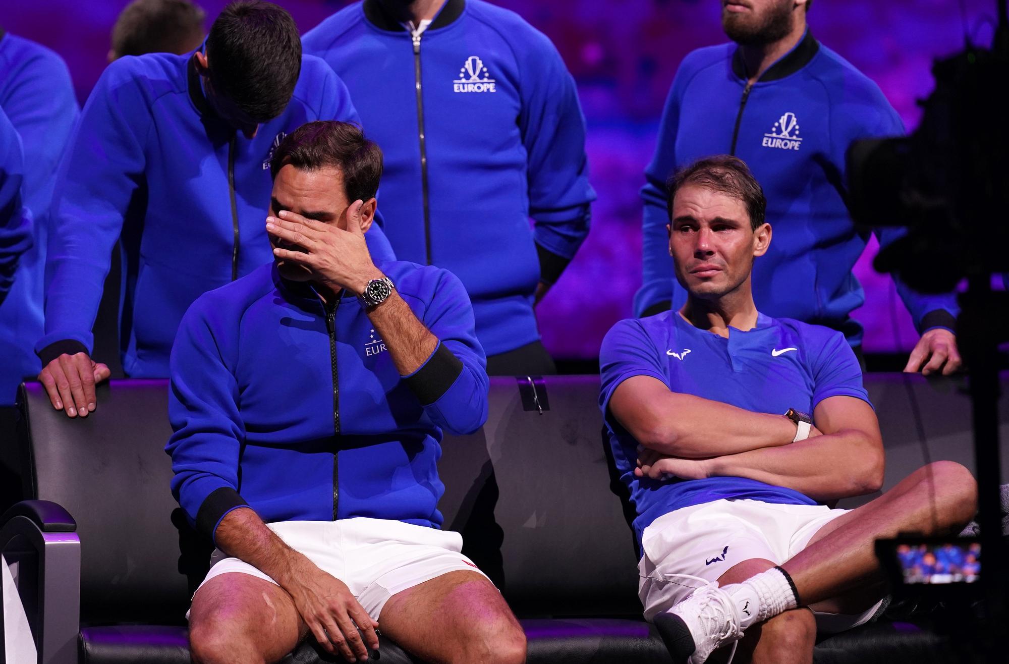 Roger Federer y Rafa Nadal de la mano y llorando en el último partido del suizo durante la Laver Cup.