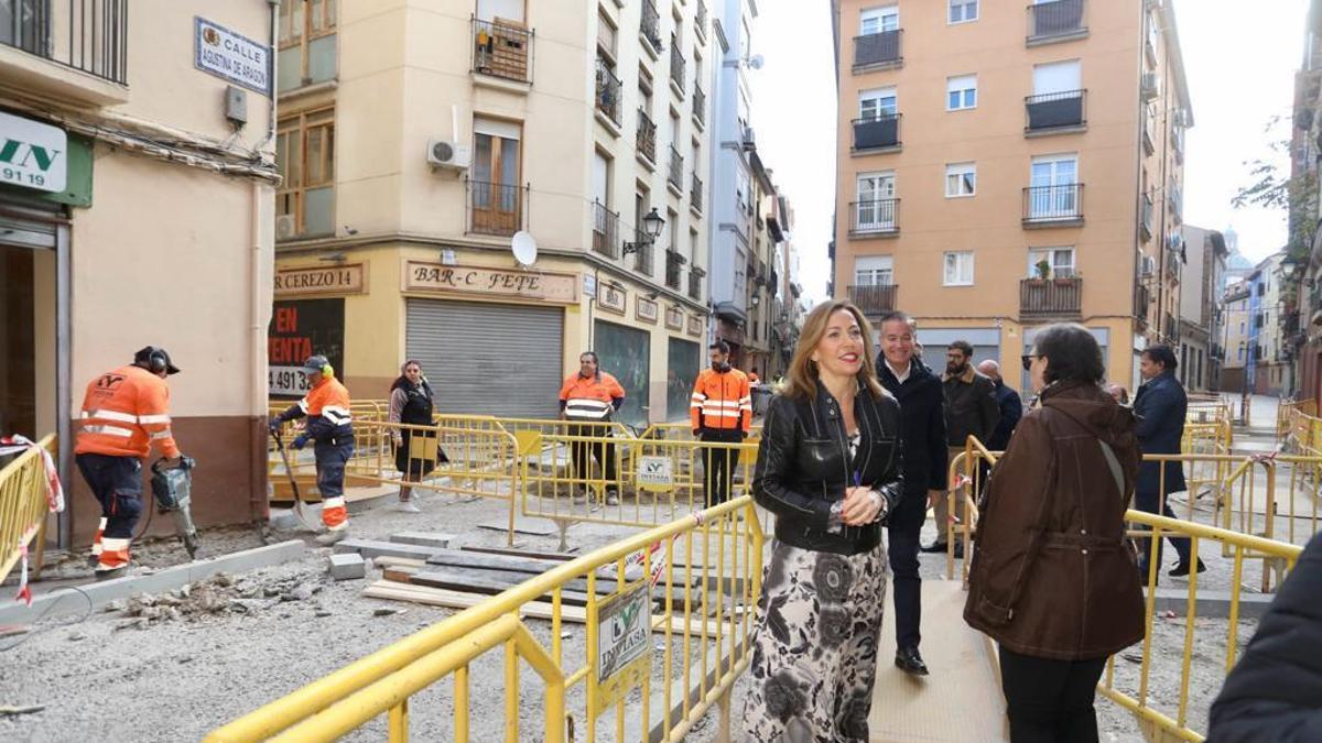 Natalia Chueca, en el centro de la imagen, en su visita a las obras de la calle Agustina de Aragón.