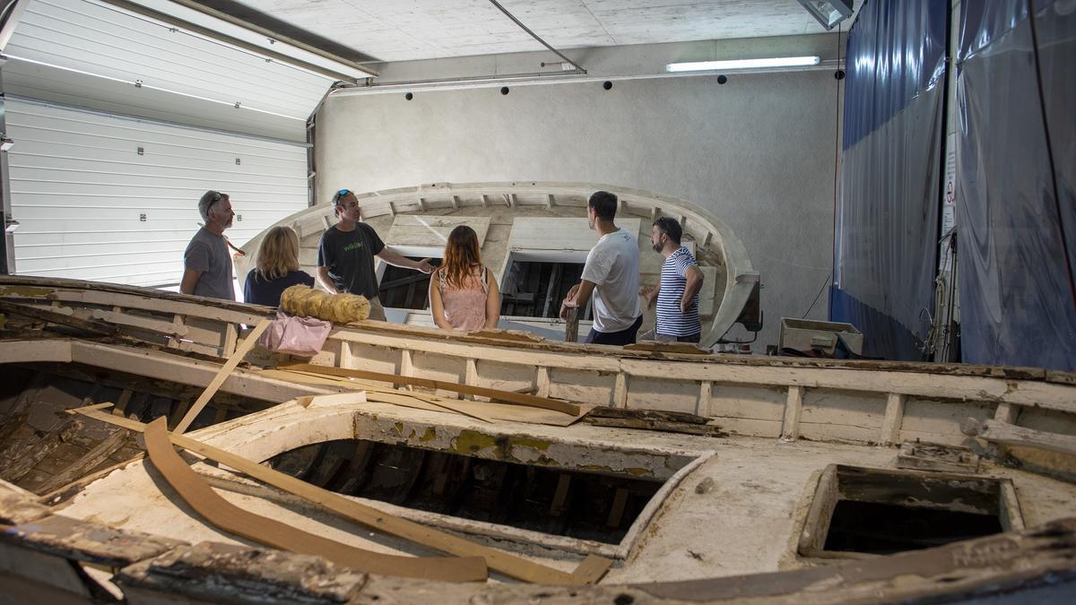 El mestre d&#039;aixa Xeve Feliu explicant secrets de la restauració d&#039;embarcacions durant el taller d&#039;embarcacions tradicionals