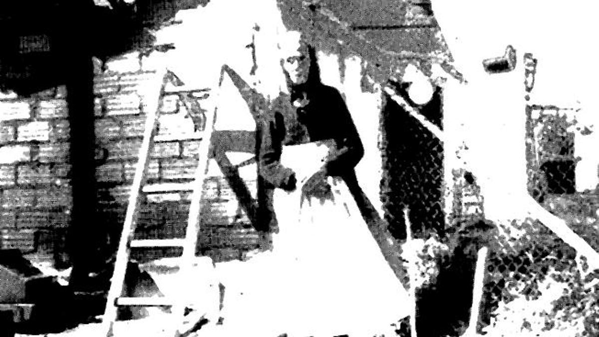Francisca Costa, frente a su chabola tras el incendio.