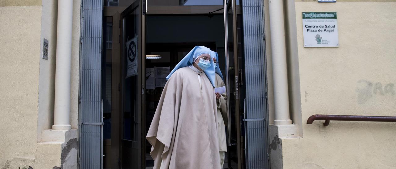 Dos monjas salen con la mascarilla puesta del centro de salud Plaza de Argel de Cáceres, esta mañana.