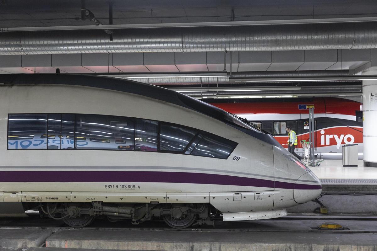 Barcelona 15/02/2023 Tema sobre el 15 aniversario del tren de alta velocidad AVE Barcelona - Madrid En la foto tren de alta velocidad AVE y otro de Iryo en la Estació de Sants FOTO de FERRAN NADEU