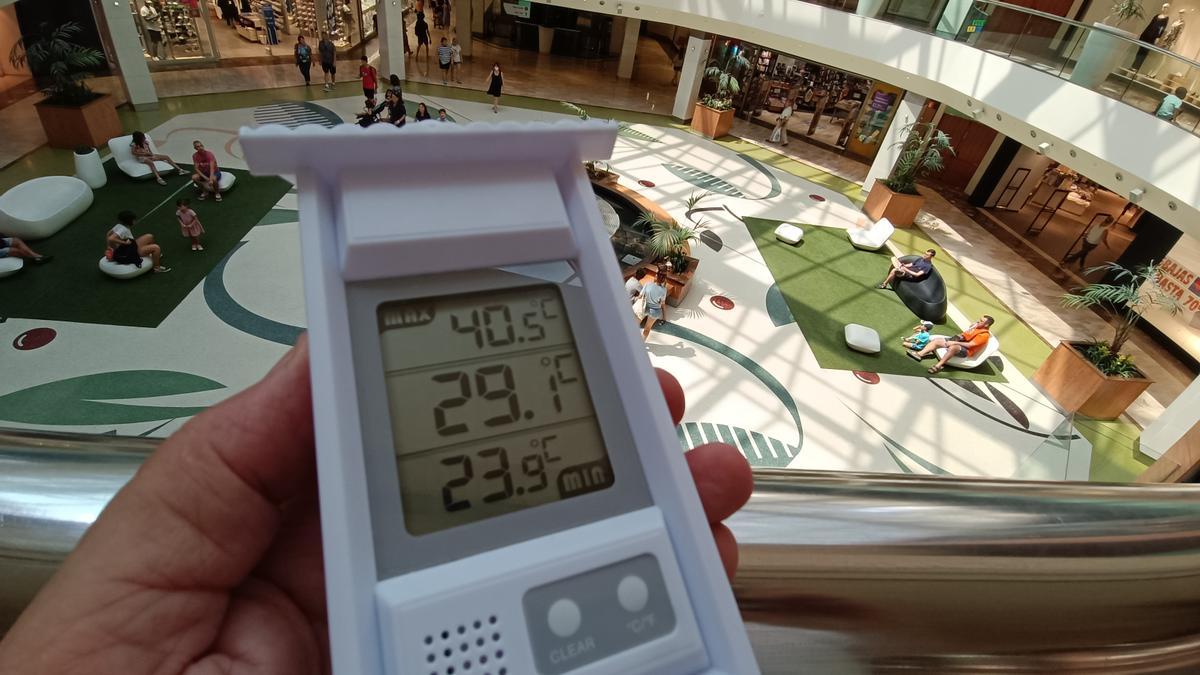 El centro comercial Gran Casa, que este lunes marcaba 29 grados de temperatura ambiente, para lo que es necesario que el aire acondicionado esté bastante más fuerte.