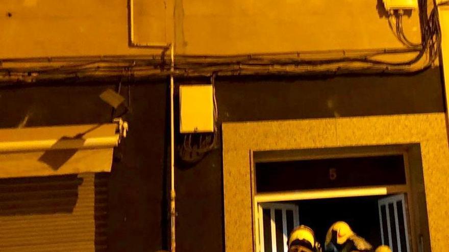 Los bomberos sofocan esta madrugada un incendio en un bajo en Agost