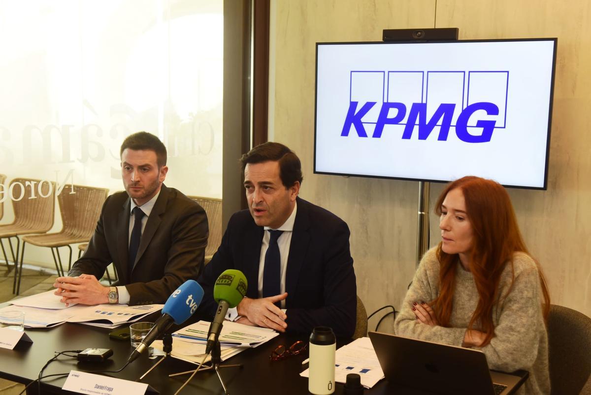 De izquierda a derecha, Ángel Ansoar, manager de Sectors &amp; Bussines Consulting de KPMG en Galicia; Daniel Fraga, socio responsable de KPMG en Galicia, y Eva Hernando, socia responsable del área Legal en KPMG Abogados Galicia, durante la presentación del informe.