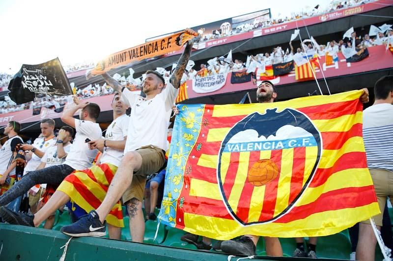 Valencianistas en las gradas del Benito Villamarín