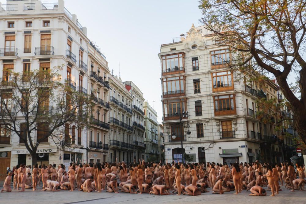 Spencer Tunick desnuda a 2.000 personas en València frente a las Torres de Serranos