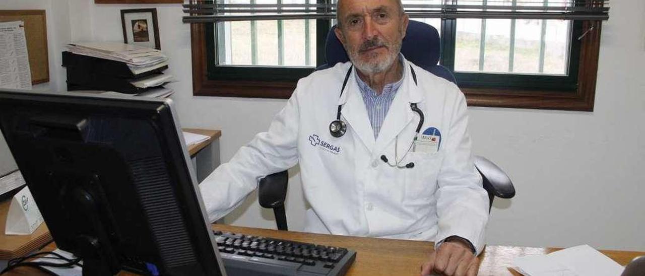 Manuel Marín, en su consulta en el centro de salud de Seixo. // Santos Álvarez