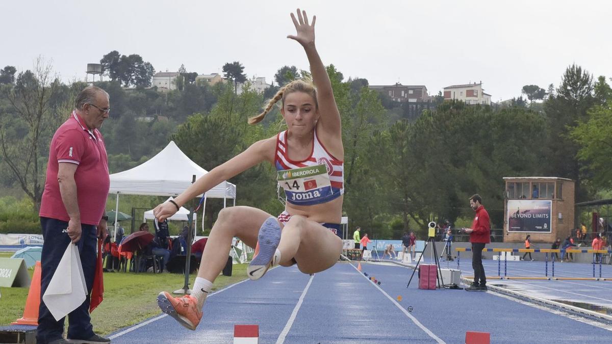 L’anoienca Marta Galló va debutar amb l’Avinent CA Manresa a la Lliga Iberdrola assolint la quarta posició en el salt de llargada | OSCAR BAYONA