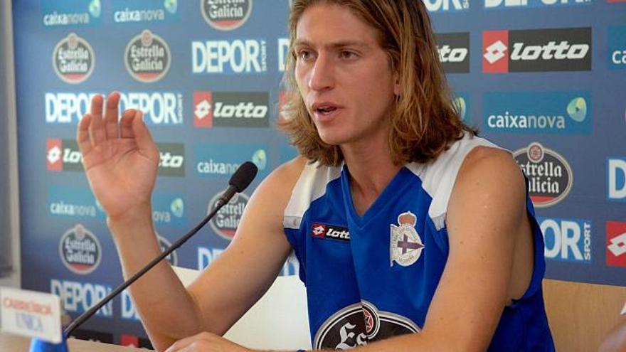 Filipe Luis explica su situación durante la comparecencia de prensa de ayer en Abegondo. / fran martínez