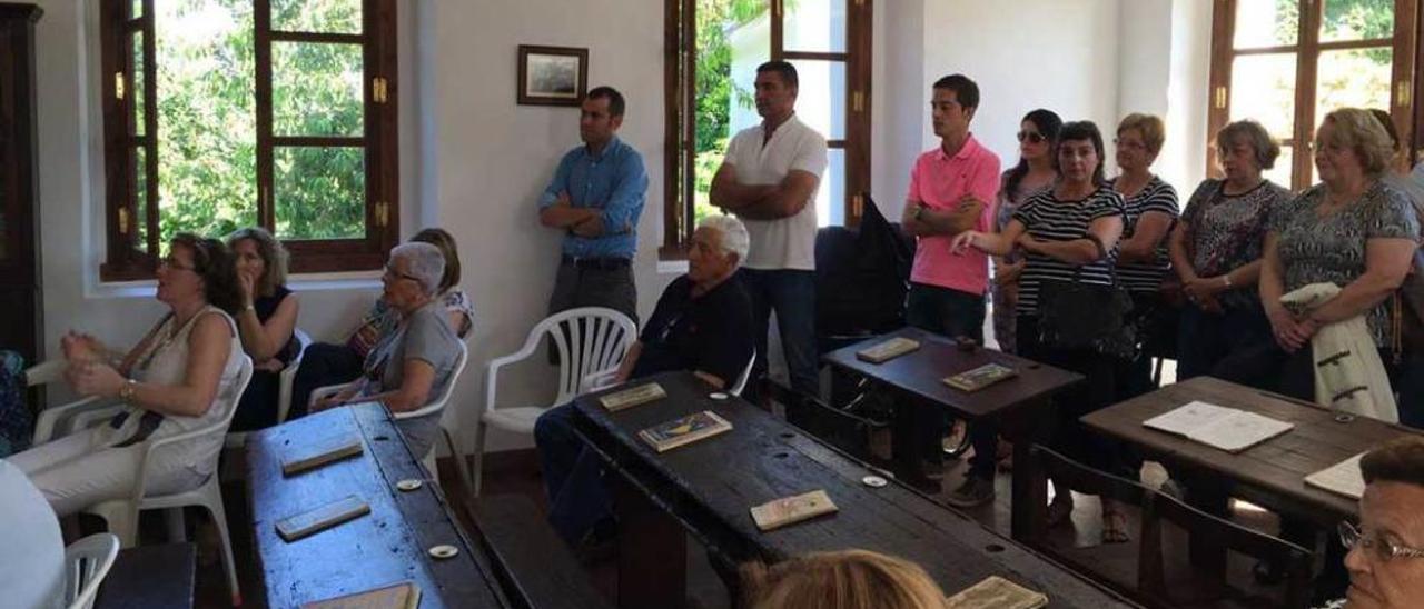 Asistentes a la inauguración de la capilla escuela.