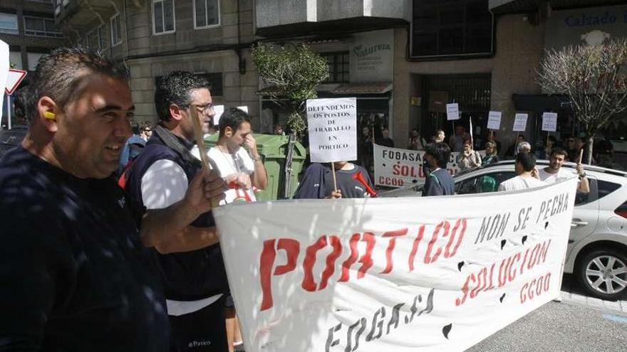 Trabajadores de Pórtico, ayer frente a la sede del Fogasa en Vigo en su segundo día de huelga.