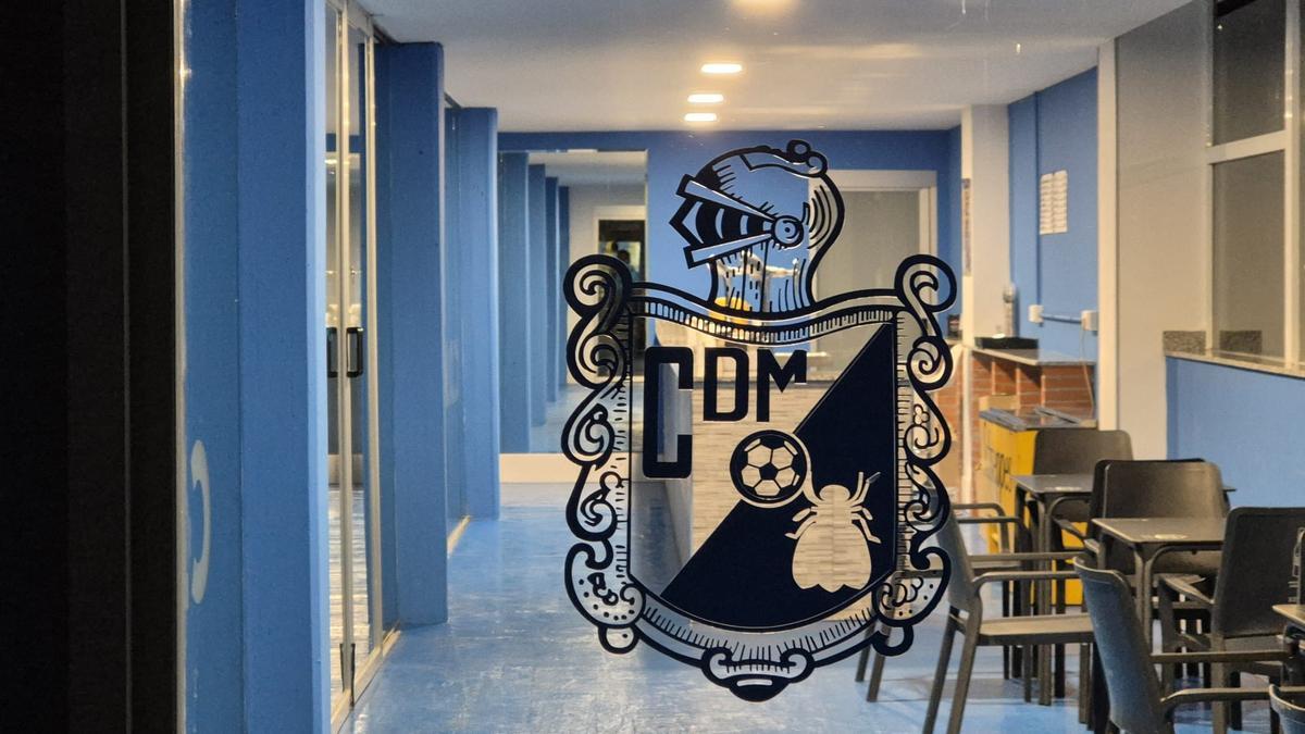Entrada a la cafetería del Mosconia, en el estadio Marqués de la Vega de Anzo