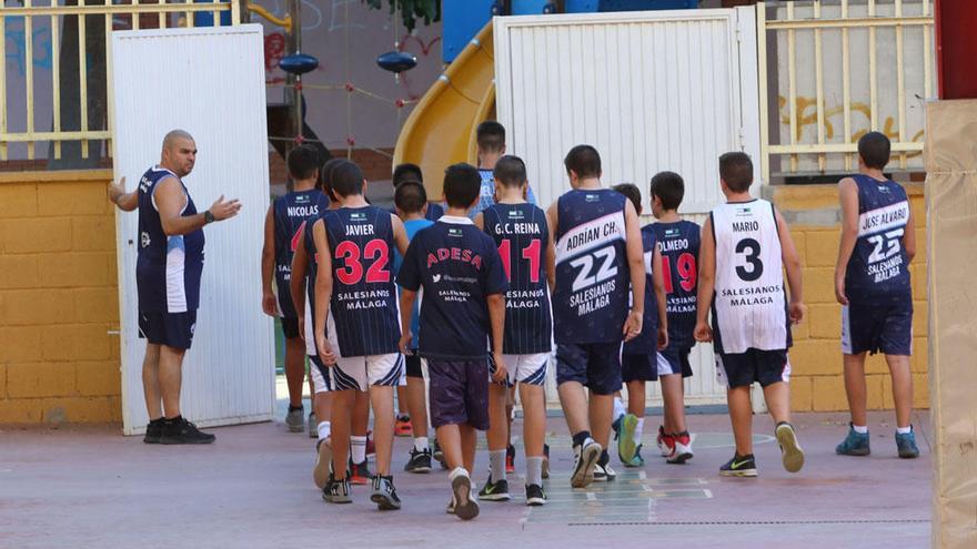 Los jugadores del Adesa abandonan un entrenamiento de esta semana.