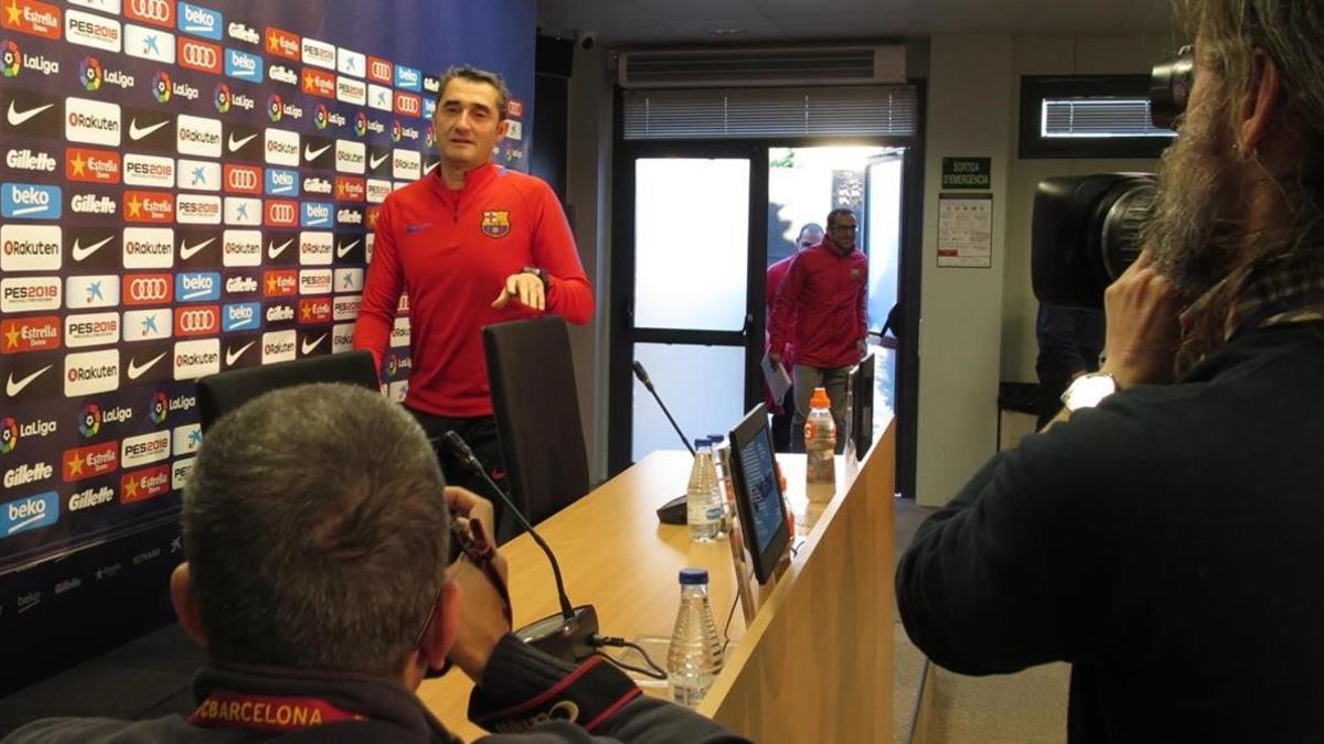 Valverde se dispone a iniciar la rueda de prensa previa al Espanyol-Barça.