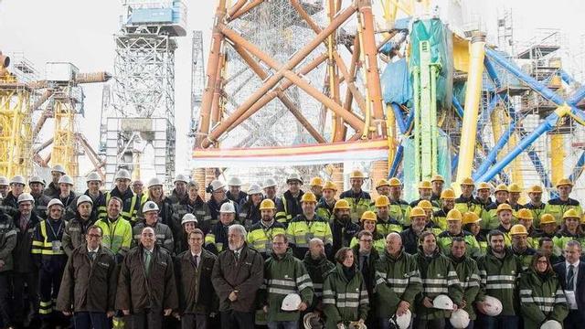 Foto de familia de la entrega de los cuatro primeros 'jackets' que se construyen en Fene.