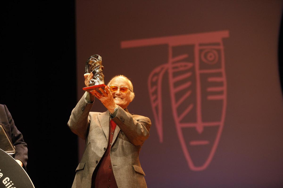 Gil Parrondo en un reconocimiento en el Festival de Cine de Gijón.