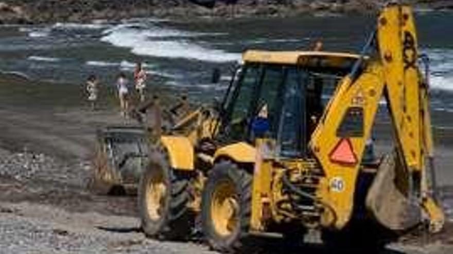 Limpieza en la playa de Bahínas (Castrillón).